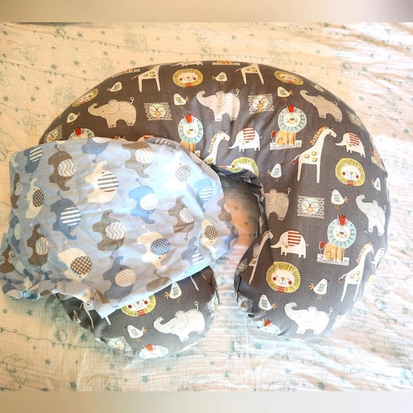 Boppy pillow and extra cover - Picture 1 of 1